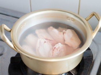 step2: <a href="https://bit.ly/3zHU5V3" target="_blank" data-keyword="雞中翼" class="guide-link"><strong>雞中翼</strong></a> <span style="display:inline-block;vertical-align:middle;margin-top:-3px;color:initial;border-radius:3px;padding:2px 3px;font-size:12px;line-height:14px;background:#87d300;color:#fff;">即買</span> 洗淨放入鍋中，加常溫水至蓋面，以中小火加熱至水接近滾起來的狀態。