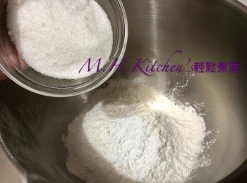 step16: 高筋麵粉，低筋麵粉， 鹽，糖，發粉用攪拌機攪均