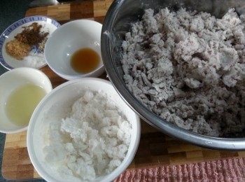 step4: 將所有調味料及已經焗好的澄麵加入芋泥內拌勻搓至冇粉粒(如有硬身芋頭粒取出不要)