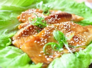 step5: 生菜擺盤，魚片起鍋放上，加上蔥花，這樣不花太多時間也不需再調味就能巧妙輕鬆完成一道美味的料理囉!!