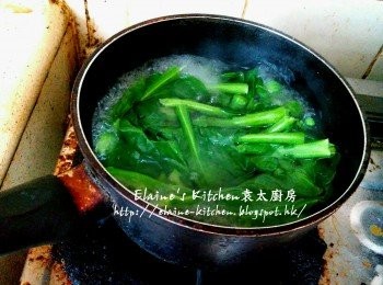 step3: 將莖切粒及葉處理好 , 芥蘭莖及芥蘭葉放入煲內加水用中火煮至滾