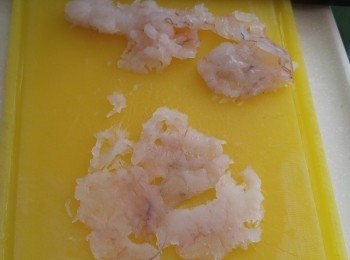 step2: 用刀拍扁同時滑出，令蝦起膠。