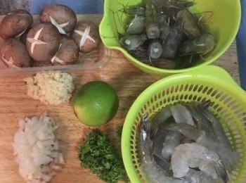 step1: 用剪刀將鮮蝦頭部剪下洗淨備用,蝦子剝殼到只留最後一節及尾巴,並且剖背去泥腸,白蝦的腹部也有一條,可以用牙籤挑出即可,洗淨後瀝乾備用. 蒜頭切細末;洋蔥切末;巴西里略切.