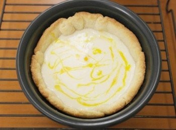 step6: 將內餡倒入剛烤好的塔皮內~~上面塗些蛋黃液!!放入預熱160度烤箱烤約20分鐘即可^^