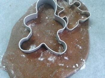 step4: 拿出麵糰，待15分鐘回室溫。擀成薄片及用餅乾模具印出薑餅人，放在烘焙紙上