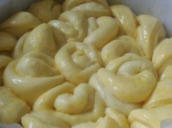 step7: 在已發酵完成的麵團上塗上蛋液， 預熱烤箱至180℃焗20分鐘。