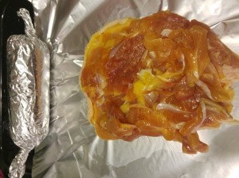 step3: 先用鹽和胡椒粉撒上雞肉再搽混。