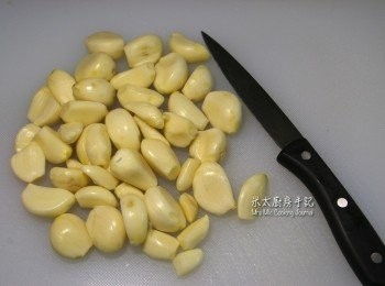 step2: 把蒜頭去皮。