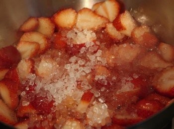 step4: 冰糖倒入時，可晃動鍋子，使冰糖散開、均勻受熱。