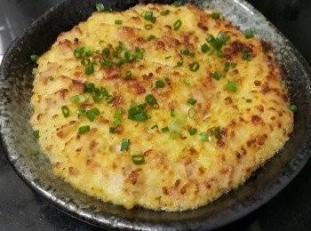 step4: 芝士牛油煙肉焗薯蓉

材料：

煙肉 200克
薯仔 400克（煲過湯）
牛油 50克
芝士 75克
黑椒 少許
雞粉 少許
糖 少許
蔥花 少許

做法：

將煲過湯的薯仔放涼，用食物袋放入薯仔，用扁平器皿壓成薯蓉，備用！
將煙肉切成細小塊，用少少雞粉，糖煎香備用，用一個金屬器皿，放入芝士，牛油再放在熱水上，坐著慢慢攪至溶化，將溶化左的牛油，芝士，煙肉，黑椒連同薯蓉撈好，倒入碟上掃至平均，用光波爐，以 200度，13 分鐘炸焗，取出撒上蔥花，完成 。