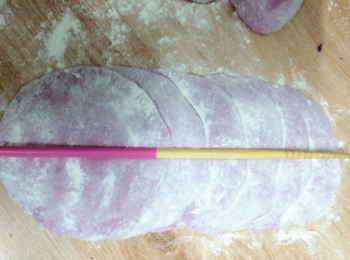 step4: 麵團揉實後搓成長條型，分成大小均勻的劑子，擀成中間後邊緣簿的面皮，留個疊一起，用筷子中間壓實