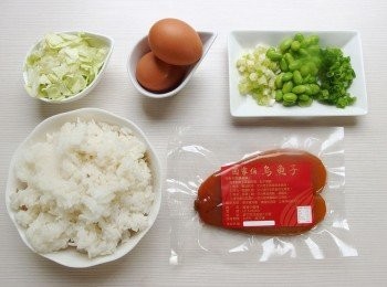 step1: 準備材料。將蔥切末，高麗菜切末。