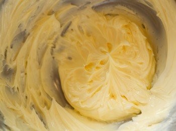 step2: 將無鹽奶油攪打到柔軟狀態。