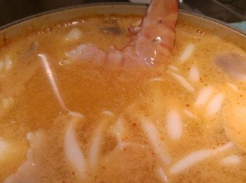 step6: 椰漿滾後加入大蝦煮兩分鐘後熄火,利用煲嘅餘温慢慢自行煮熟。