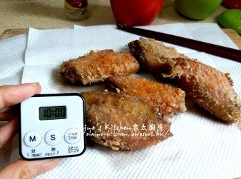 step7: 反轉另一面再炸至微黃色盛起 , 放在廚紙上靜待10分鐘