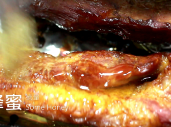 step6: 取出至工作枱面。用軟毛刷, 在兩面刷上適量蜂蜜。 (也可用麥芽糖。但麥芽糖並不好操作, 用蜂蜜比較輕鬆。)