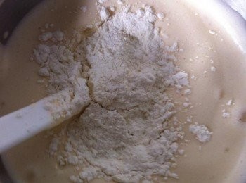 step4: 低筋麵粉和玉米粉混合篩過，分2次加入攪拌均勻