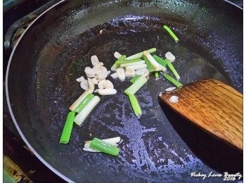 step4: 用剛才煎豆腐的鍋子再進行熱鍋之後，倒入少量的沙拉油 以小火將蔥段，青蒜及蒜片煸至微焦香，之後再放入薑絲、紅辣椒片炒香。