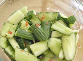 step3: 下所有<span class="group_2">調味料</span>，蒜蓉，辣椒與青瓜拌勻，自己試味（所有份量可加減），然後用保鮮膜紙包好，放入雪櫃30分鐘即成！