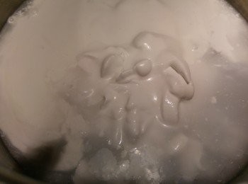 step2: 將<span class="group_2">椰漿糖水</span>全部倒入煲內,用細火煮溶糖份,略為攤凍備用。