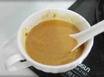 step5: 開關跳起後~~ 取一小碗放咖哩塊後撈少許內鍋的熱水攪拌開來!!