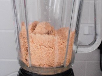 step2: 將花生放入攪拌機內，攪拌一分鐘成花生碎，然後停一停，用膠刮攪拌一下