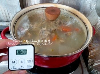 step6: 拌勻用中火煲15分鐘 , 再轉慢火蓋上蓋煲 1 1/2小時後熄火焗30分鐘