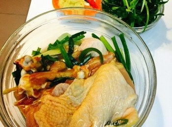 step2: 雞腿洗淨後加入薑片、葱段和醃料醃最少30分鐘。