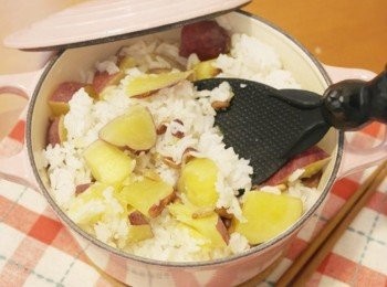 step6: 拿起飯鏟稍微切拌均勻~~~被松子天然油脂包覆的米粒好香好Q彈呢^^ 整鍋飯融合了地瓜的香甜氣息真是美味!!!