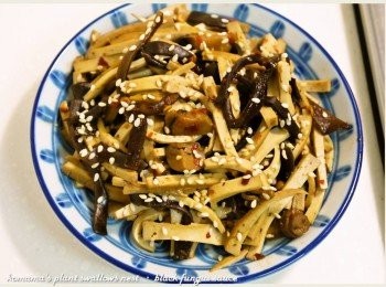 step5: 盛盤時，只要再灑上白芝麻來增色，美味度立刻提升！