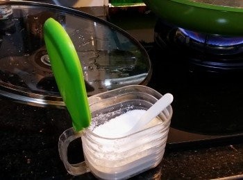 step1: 首先煮咗意粉先，最好用一個大的不易潔穫或㷛去煮，放入水，水份量是穫的3分2份量滿。
水滾後，放入一茶匙鹽。