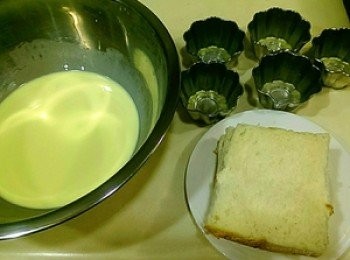 step1: 吐司去邊用桿麵棍桿薄
布丁模塗上少許的奶油
蛋打勻後加入鮮奶油及糖攪拌均勻後過篩備用
