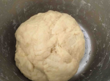 step3: 將軟化的黃油放入，抓拌均勻揉麵團，再蓋上保鮮膜發酵，溫度30度以上室溫發酵，溫度不夠可以用烤箱或其他方式發酵。