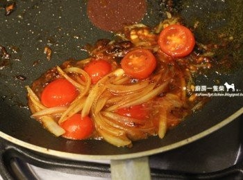 step6: 也可利用煎鍋中 殘留的油跟醬汁，加入適量洋蔥絲、小番茄、番茄醬、清水炒軟，調成精華的燴飯醬汁，與雞腿排一起享用喔!
