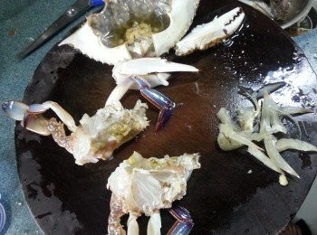 step1: 蟹用擦擦乾淨蟹殼,去肺,去蟹內兩邊不能食用的部份,斬切待用