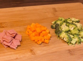 step1: 西蘭花﹑紅蘿蔔及火腿片切粒