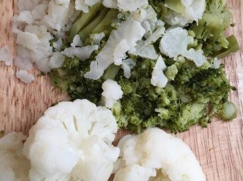 step1: 滾水先灼熟西蘭花及椰菜花，撈起瀝乾水份，切細。