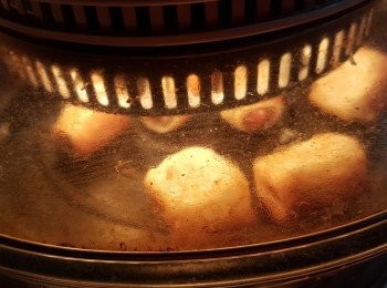 step5: 取走牛油紙，將腸仔卷反轉，再波5一8分鐘即可（因為有牛油紙焗8分鐘時會有出油，所以取走牛油紙後才可令到面保持鬆脆）