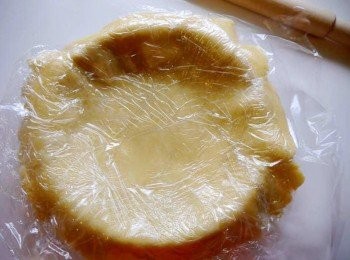 step10: *鋪在派盤上，將多餘的派皮隔著保鮮膜刮壓，移開。