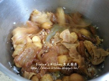 step6: 煲內放入少許油爆香蒜蓉及乾蔥蓉 , 加入魚蛋 , 豬皮 , 牛栢葉拌勻