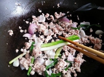 step3: 將蔥段夾起去掉