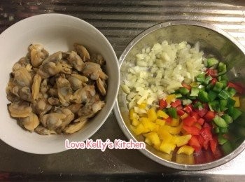 step1: 用少許橄欖油爆香配料(洋蔥/紅椒/黃椒/青椒)，再落蜆肉炒香盛起備用；
