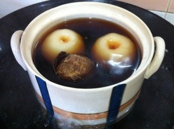 step4: 放入冰糖15分鐘后，待涼就能喝了。