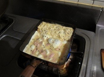 step2: 把鮪魚罐頭取出1/4的量，半入一點胡椒鹽加入蛋汁（一顆蛋+2/1蛋量的高湯）裡，做成玉子燒（請看別的便當裡有教學）