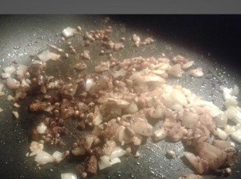 step2: 熱鍋下奶油（可用菜油代替），下薑蓉，蒜蓉及洋蔥，中火煮將2分鐘，加入所有香料拌勻。