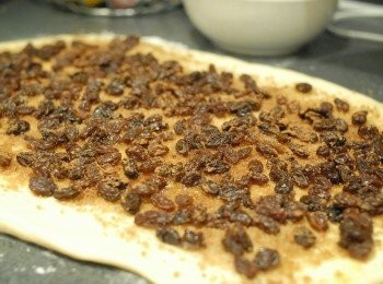 step7: 將<span class="group_2">餡料</span>內的溶化牛油塗在長形麵糰上，然後灑上紅糖，肉桂粉，葡萄乾或其他果仁等