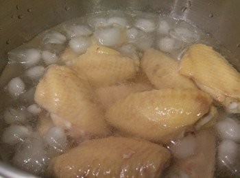 step5: 用冰水浸凍<a href="https://bit.ly/3zHU5V3" target="_blank" data-keyword="雞翼" class="guide-link"><strong>雞翼</strong></a> <span style="display:inline-block;vertical-align:middle;margin-top:-3px;color:initial;border-radius:3px;padding:2px 3px;font-size:12px;line-height:14px;background:#87d300;color:#fff;">即買</span> 。