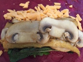 step6: 班戟皮捲入薄荷葉、素芝士、豆干、白蘑菇。