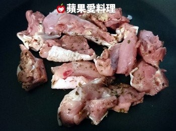 step3: 取出不沾鍋平底鍋，將「雞腿丁」帶皮那面朝下，蓋上鍋蓋，開中火慢煎（不需放油）。