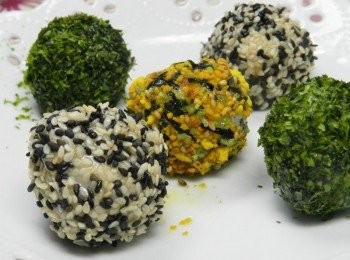 step3: 湯圓撈起後，就可以沾上沾料，擺好盤就可以上桌囉！親愛的媽媽們可以嘗試讓孩子沾沾看，或是邊沾邊吃囉！